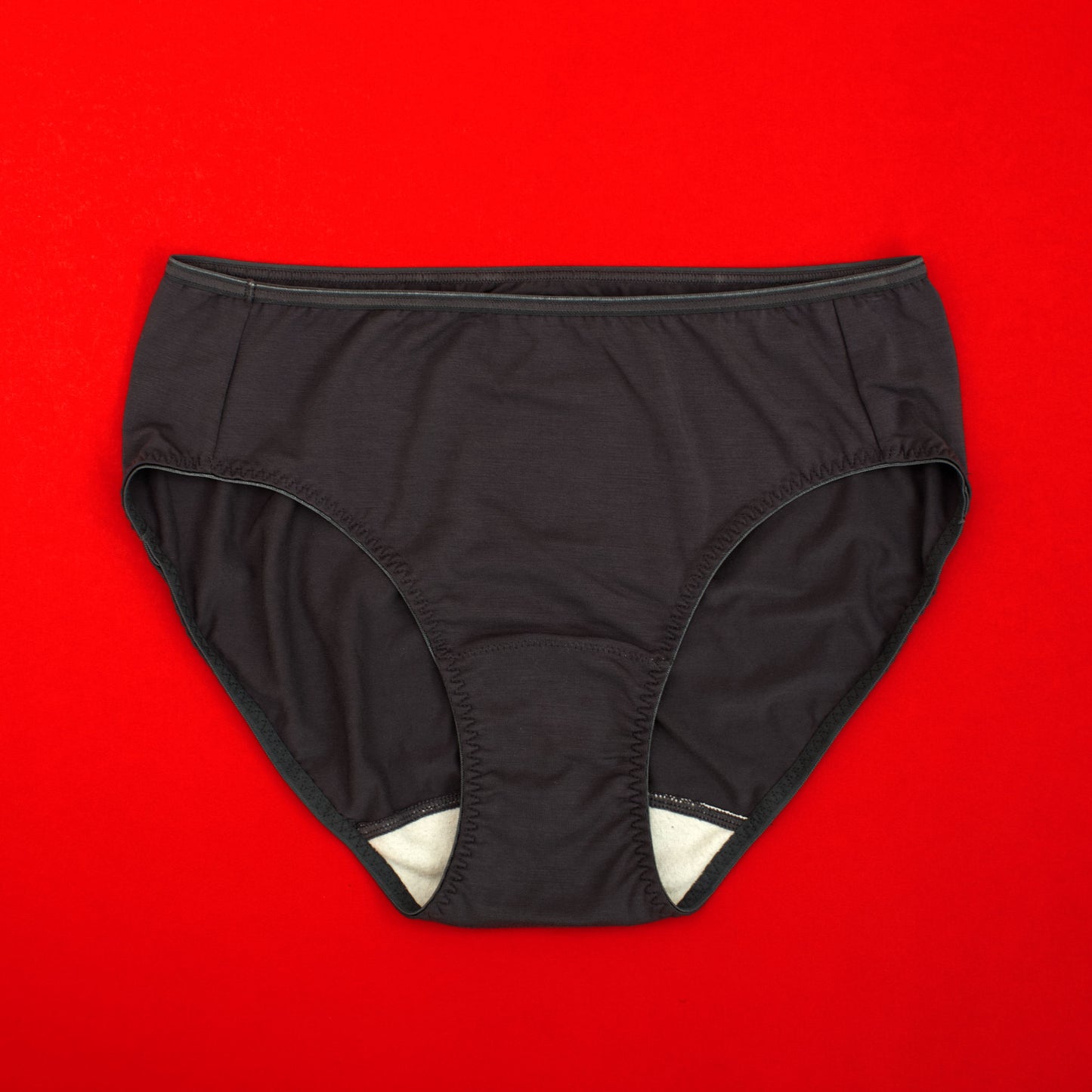 What is the Stay & Hold Set? A pair of black, seamless reusable period underwear designed for comfort, lightweight wear, and secure fit, ideal for use with reusable pads or liners.